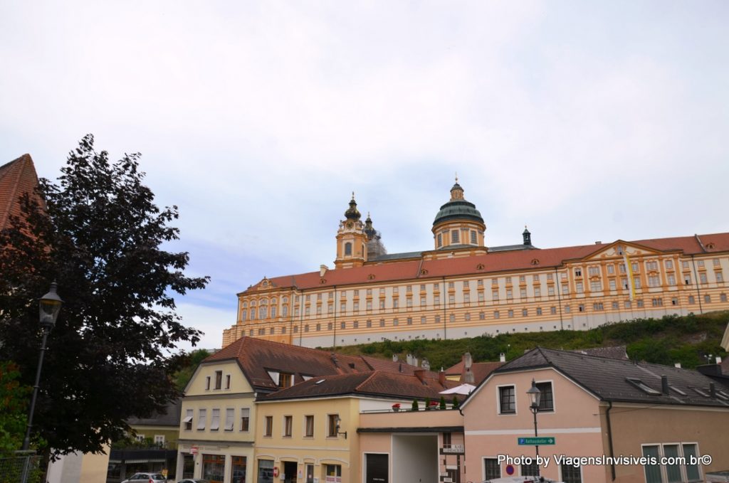 A Abadia de Melk desponta de quase todos os pontos de vista, Áustria