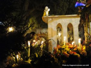 Muitas flores e velas nos túmulos, Dia dos Mortos, México