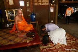 Cumprimento ao monge, Siem Reap, Camboja