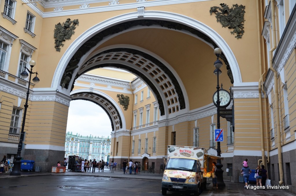 tunel que leva ao hermitage, av. nevskiy prospekt, sao petesburgo