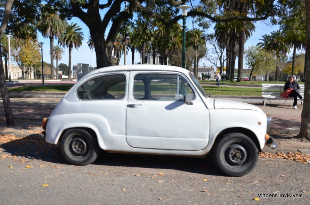 Automóveis antigos por toda parte, Carmelo, Uruguai