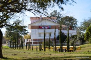 Nos deixou na rua e seguiu viagem. 02 dias depois, quando estávamos saindo do mercadinho com o queijo e o doce de leite, passa o ônibus e o cobPrefeitura, Carmelo, Uruguai