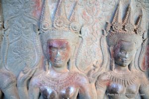 Marcas dos locais onde as pessoas passam a mão, para ter sorte, Angkor W