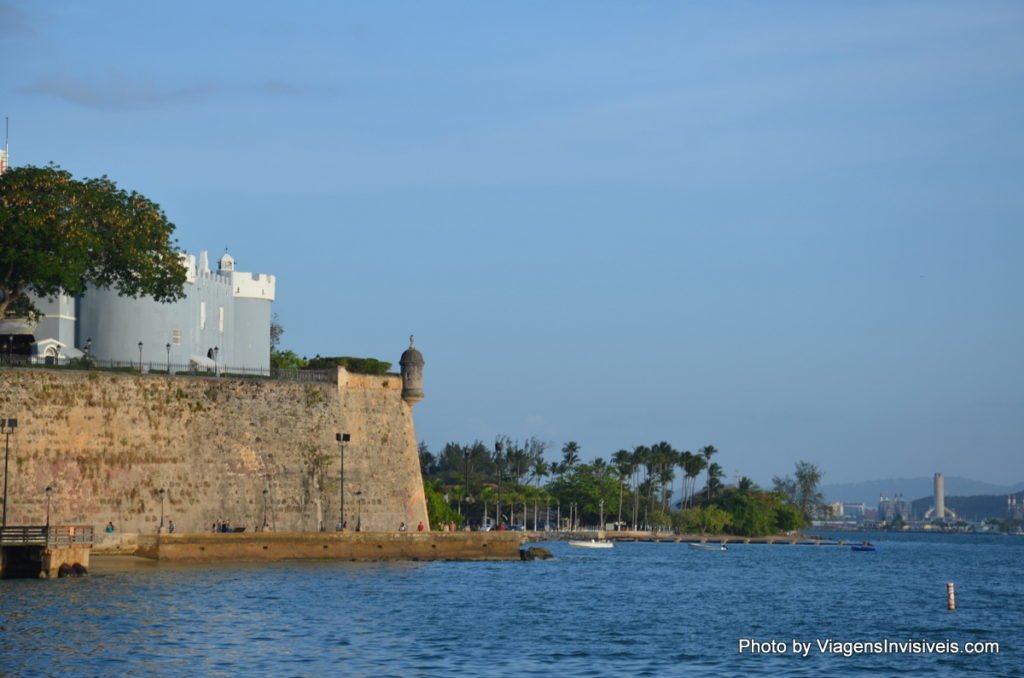 Vista das muralhas que rodeiam quase todo o centro histórico de San Juan, Porto Rico