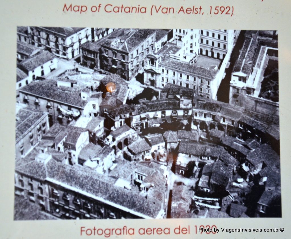 Foto aérea do teatro romano em 1930.