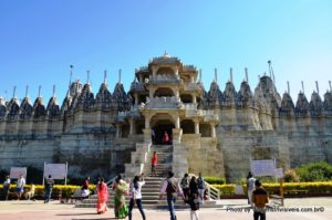 Entrada principal templo de Ranakpur, Índia