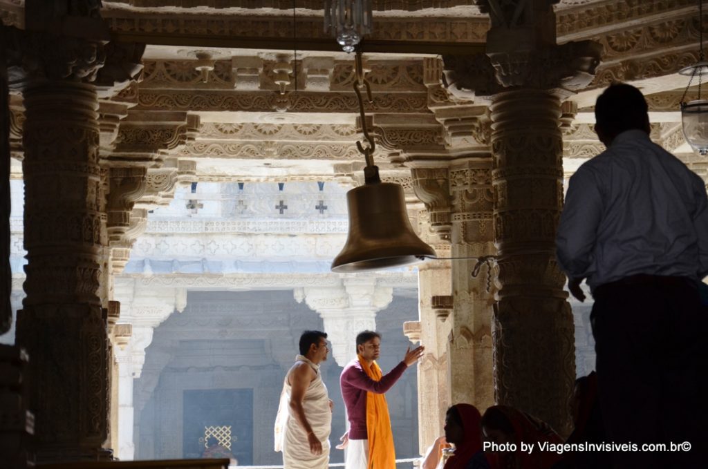 Indianos no templo de Ranakpur, Índia