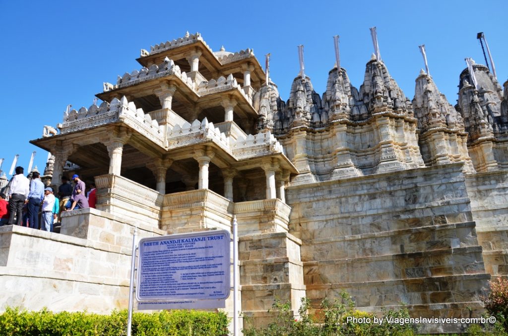 Regras para entrada nos templos de Ranakpur, Índia