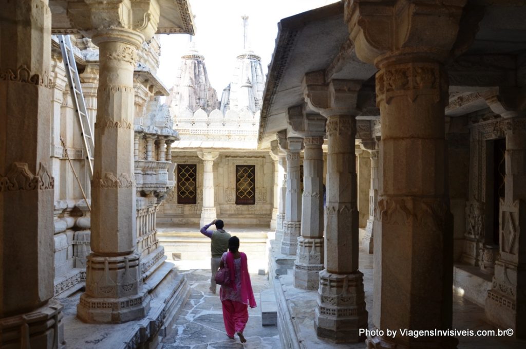 Ruas internas do templo principal de Ranakpur, Índia