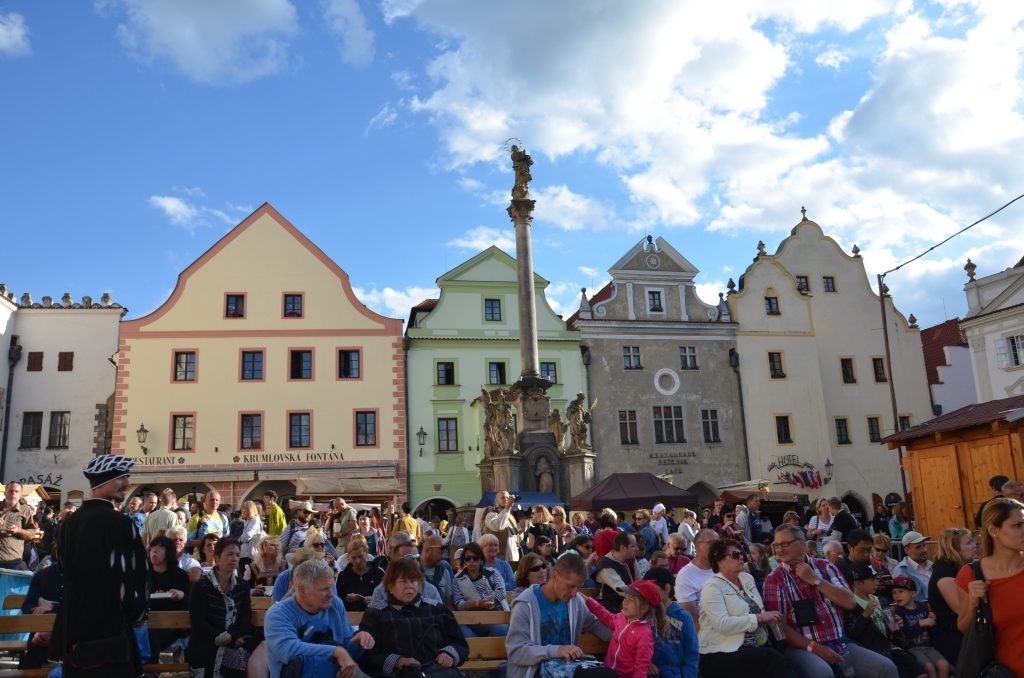 A multidão de turistas e moradores em um cenário inacreditável, festa da rosa de Cesky Krumlov