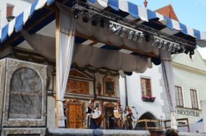 Atrações musicais desde a tarde até a noite, festa da rosa de Cesky Krumlov