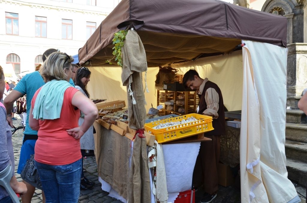 Barracas de Comida no meio da praça principal, festa da rosa de Cesky Krumlov
