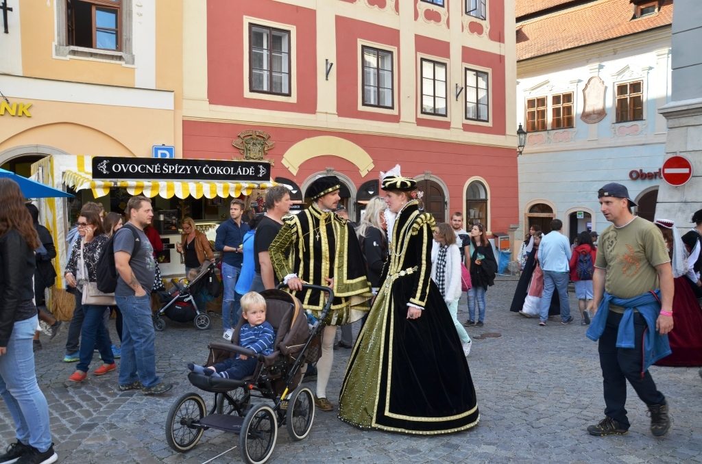 Famílias inteiras no clima da festa, festa da rosa de Cesky Krumlov