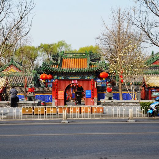 Templo em frente ao metro de Shichahai, Pequim, China
