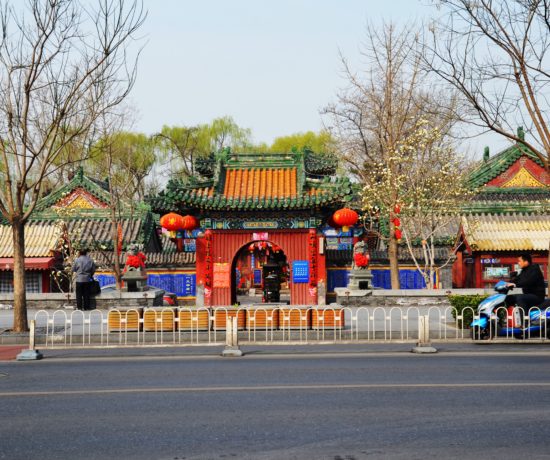 Templo em frente ao metro de Shichahai, Pequim, China