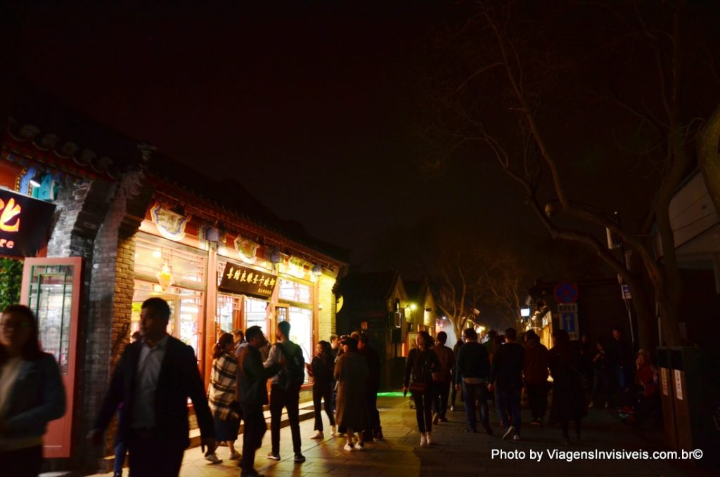 A noite ferve em Luogu Alley, Pequim, China