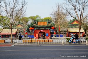 Templo em frente ao metro de Shichahai, Pequim, China