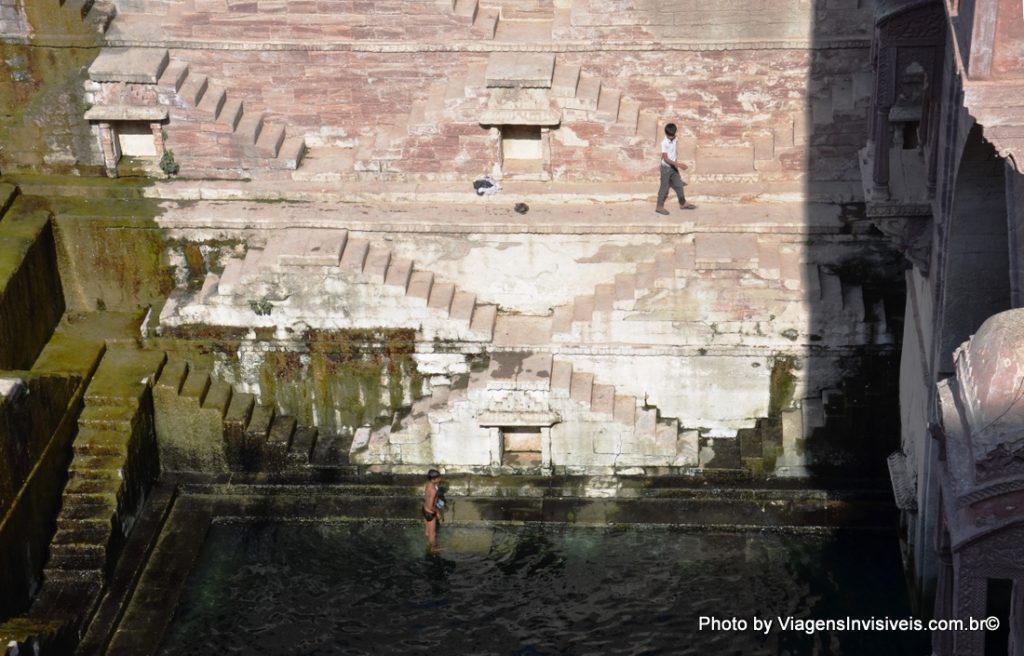 Meninos mergulhando no Toorji’s Step Well, Jodhpur, Índia