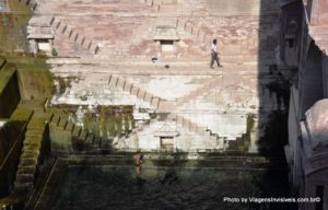 Meninos mergulhando no Toorji’s Step Well, Jodhpur, Índia