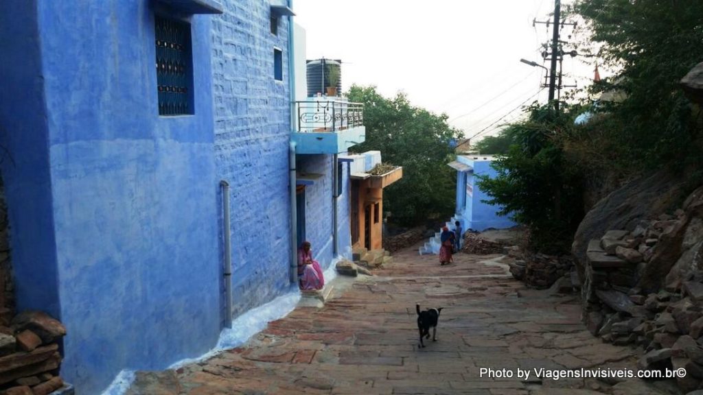 O bairro azul na subida para o forte, Jodhpur, Índia