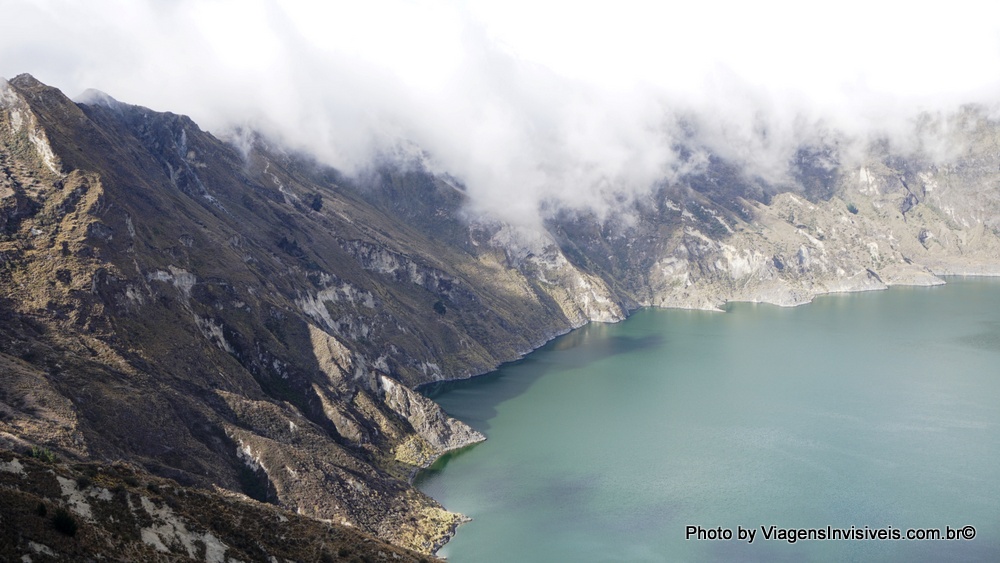 As nuvens beijando o Quilotoa, Equador