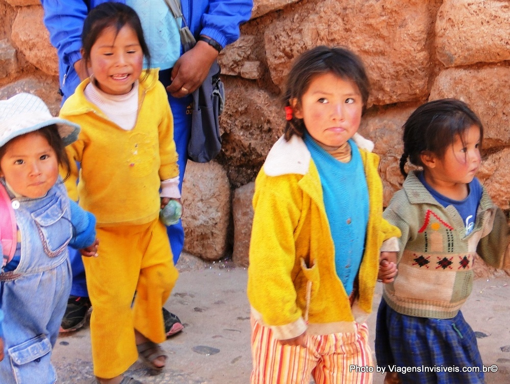 Crianças e maças rosadas, Povoado de Chinchero, Valle Sagrado, Peru
