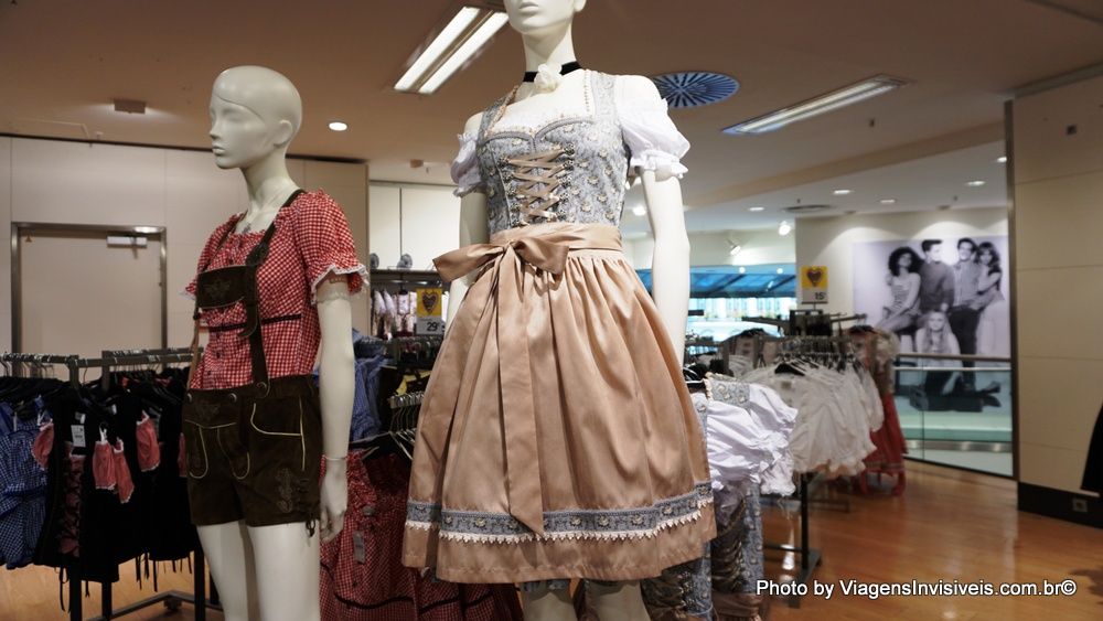 Roupas típicas vendidas na Zara, Munique, Alemanha