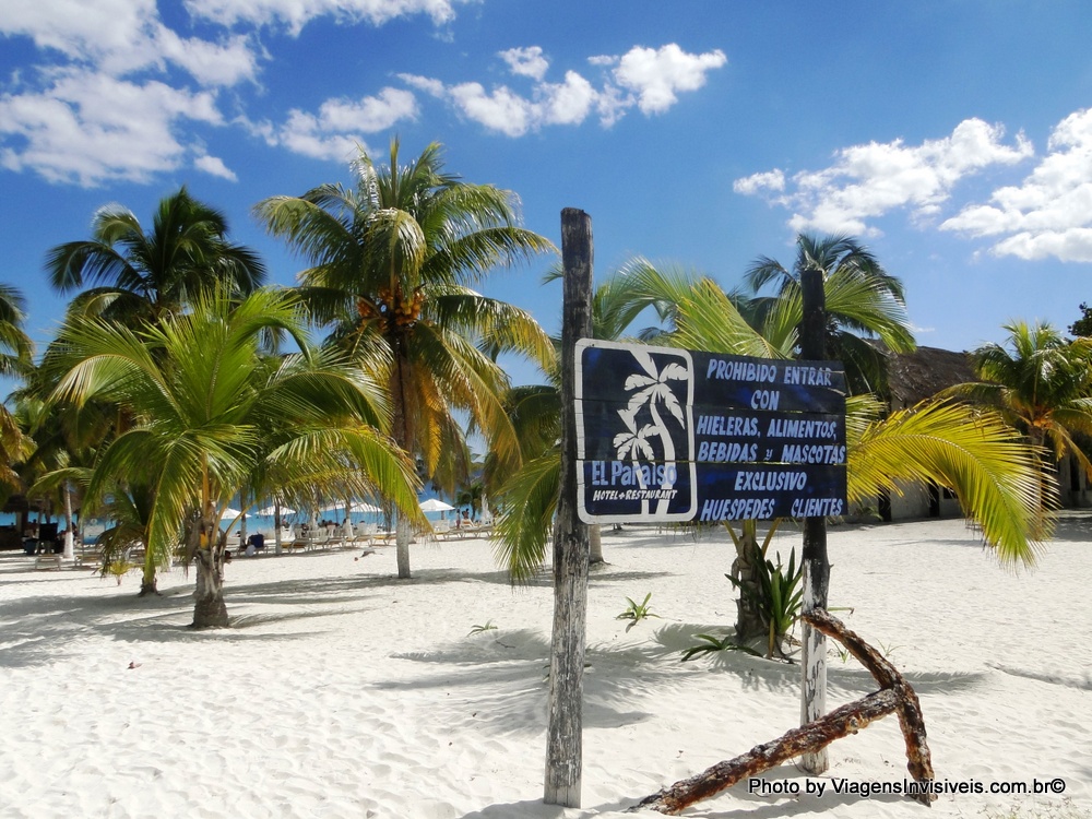 Entrada na praia pública de Tulum. Tulum e Playa del Carmen, México