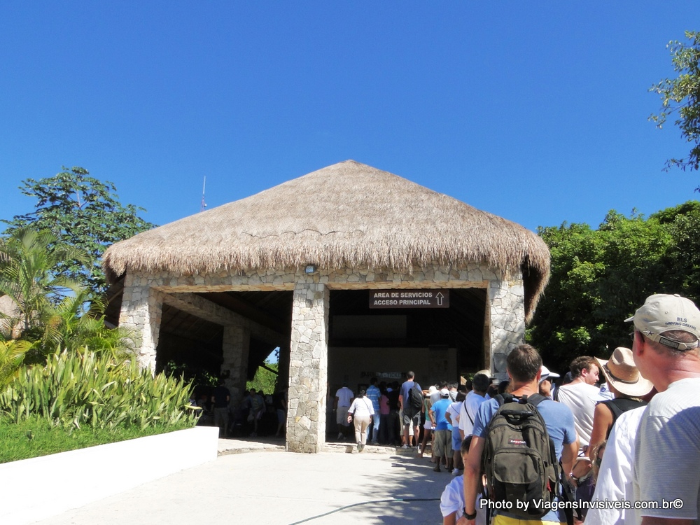 Fila e espera para entrada para Tulum. Tulum e Playa del Carmen, México