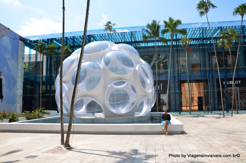 Lojas de luxo em meio às obras de arte, Palm Court, Miami Design District
