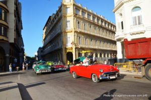 Os gringos de deleitam com carros antigos, Havana, Cuba