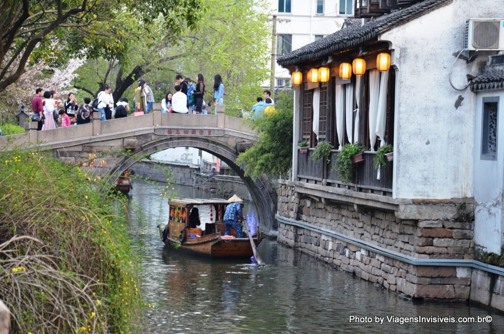 Passeios de barcos na rua Pingjiang, Suzhou, China