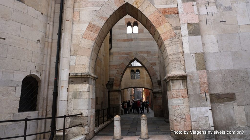 Apenas mais um beco medieval em Modena, Itália