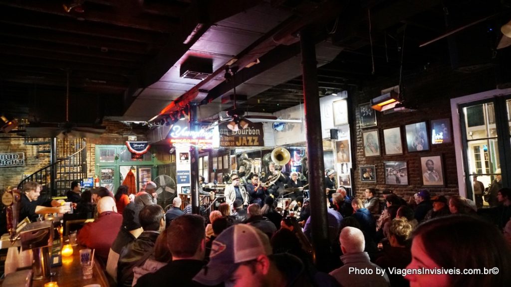 Bourbon Café lotado, Diversão em Nova Orleans