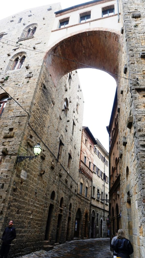 As enormes passagens de Volterra, na cratera do vulcão