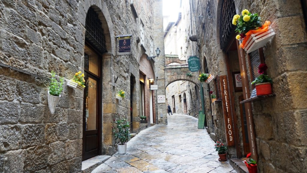 Mais portais e ruas estreitas em Volterra, Itália