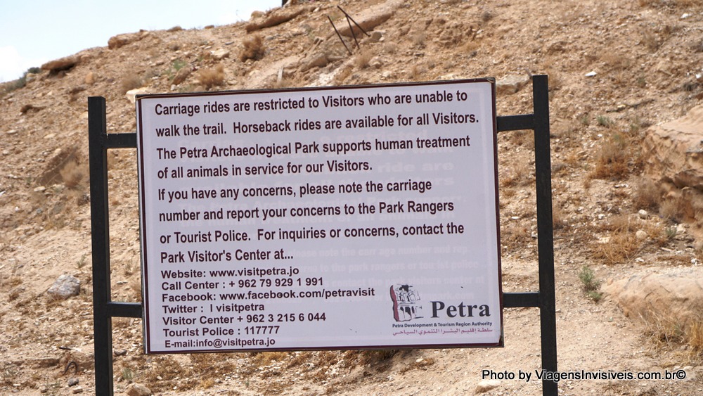 A placa na entrada do sítio histório é irônica