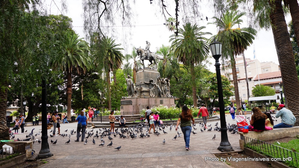 Praça 9 de Julho, sempre cheia em Salta.