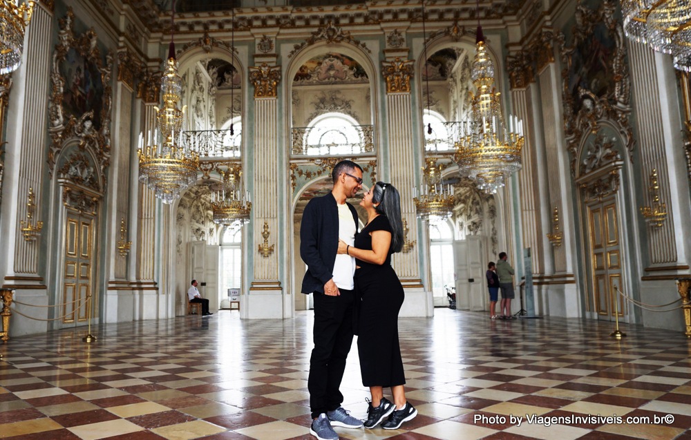 Nós na sala dos espelhos do lindo Nymphenburg